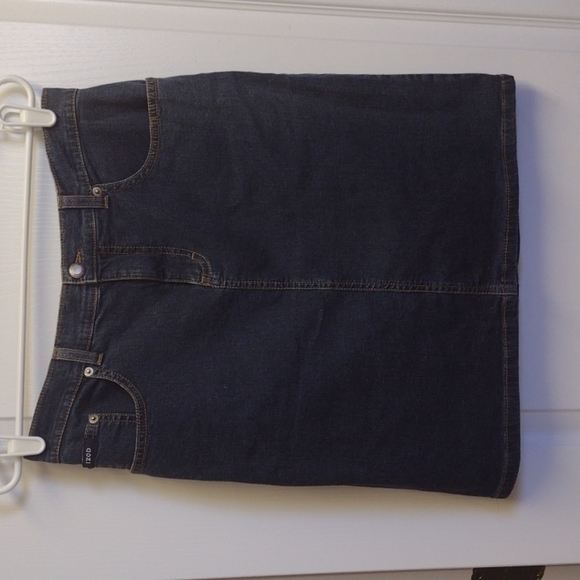 Izod Dresses & Skirts - 𝅺IZOD Knee-Length Denim Skirt, Size 6